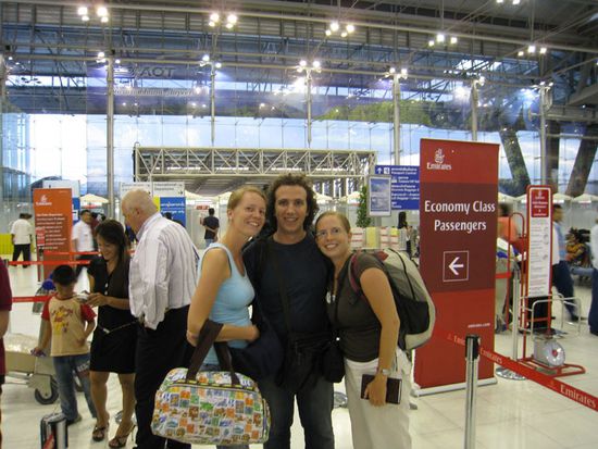 Maike, Vari und Trini am Flughafen Bangkoks