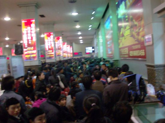 Wartehalle im Bahnhof von Xi'an - alle wollten nach Shanghai