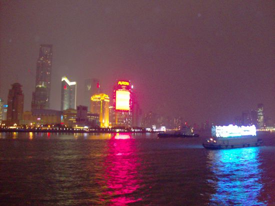 rechts im Bild deutlich zu sehen: ein Werbungsschiff