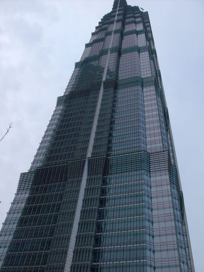 Der Jinmao Tower - es soll das hoechste Gebaeude Chinas sein und da waren wir drauf!