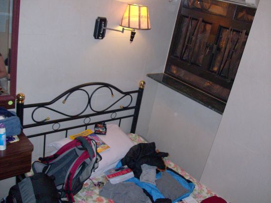 auf diesem Bett haben wir gemeinsam geschlafen..das Fenster war zugeklebt, es fuehrte wohl auch nicht nach draussen, sondern in ein Nachbarzimmer