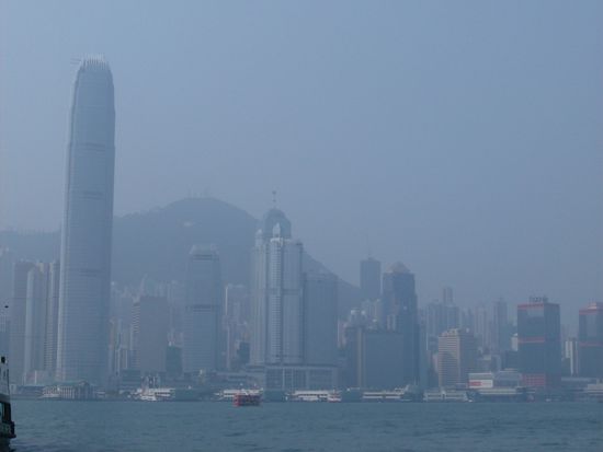 Blick von Kowloon auf Central. Leider ist der Smog nicht zu uebersehen!