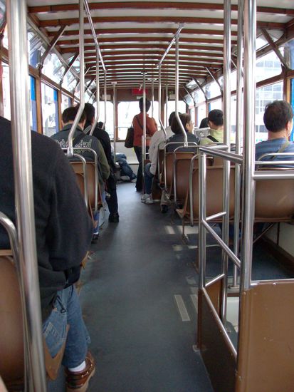oben in einer Strassenbahn