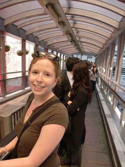 und auch Trini auf der Rolltreppe