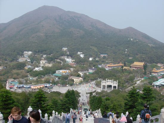 Blick vom Buddha aufs Tal und das Kloster (rechts im Bild)