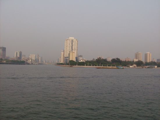 Blick ueber den Fluss in Guangzhou