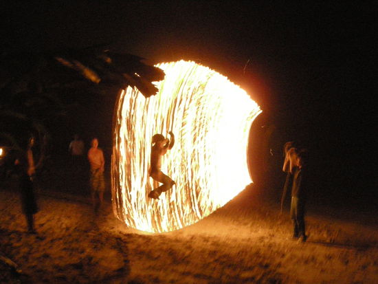 Mutprobe fuer besoffene Kerle: Feuerseilspringen. Sehr lustig anzusehen, wie den Typen die Beinhaare abflammen...