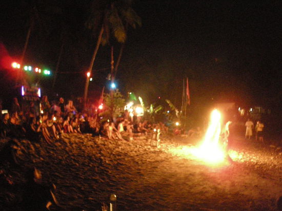 Einer Feuer-Show gehoert bei jeder Beach Party zum guten Ton.