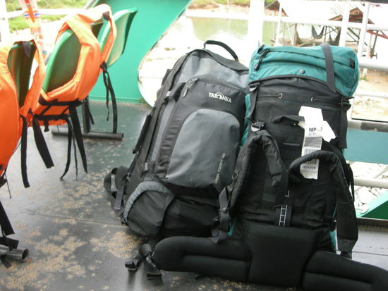 Frueh am morgen: Auf der Faehre von Ko Chang nach Trat. Sogar die Rucksaecke sind noch muede!