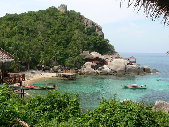 "Unsere" Jansom Bay bei Tag. Das Boot was grad rein kommt, sammelt uns zur Inselumrundung ein...