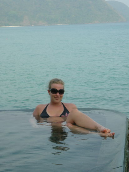 Der Infinity Pool - direkt ueber dem Meer