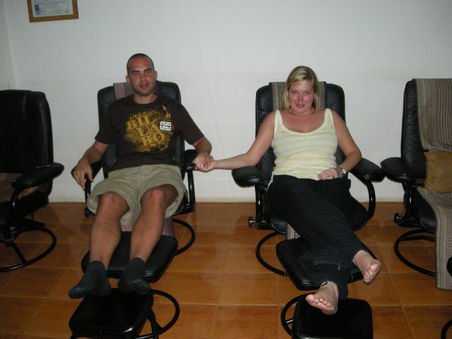 Haendchenhalten vor der Massage, bzw Pedikuere. Nein, es tut nicht weh!