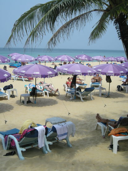 Die Bucht von Karon.
Nach Ko Tao ist das hier die Massentourismus-Hoelle- Wo sollen wir noch ne Liege finden? Mein Ego braucht Platz ; )