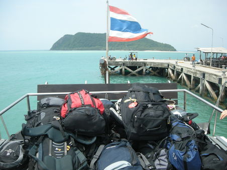 Rucksaecke auf Reisen - Das Boot von Ko Tao nach Surat Thani (hier am Pier von Ko Phangan)
Da war das Wetter noch gut und der Rucksack trocken. GRUMMEL!