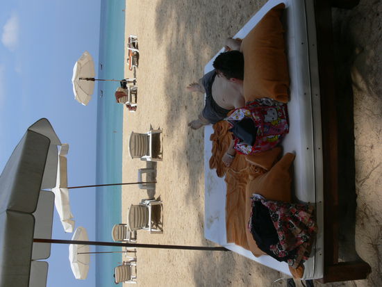 Bett im Kornfeld, aeh, ne am Strand!
Am ersten Tag war Michael noch etwas platt! (Sorry, Foto drehen geht hier nicht!)