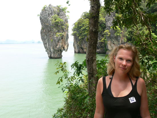 James Bond Island. Wie immer mit Filmkulissen: Sieht auf dem Bildschirm alles imposanter und groesser aus. Faszinierend ist diese landschaft trotzdem.