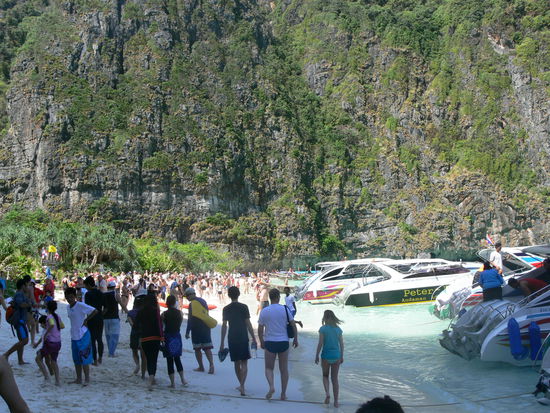 Vorschlag: Man kann die paar Leute ja in Photoshop wegretuschieren! Dann hat man eine wirklich schoene Bucht!!!!