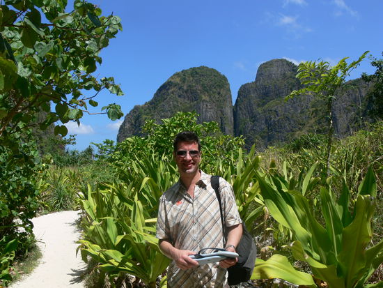 Flucht ins Hinterland. Man hat uns wegen Waffenbesitz gesucht! Dank Speedboot sind wir entkommen!