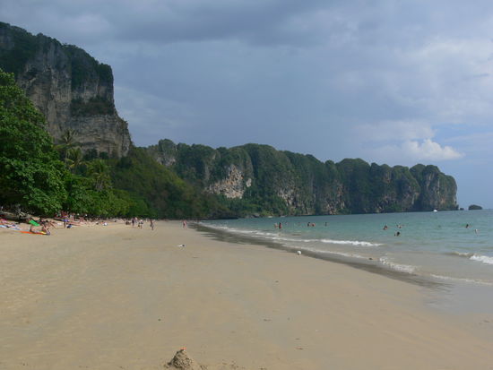 Gleich regnet es!
Ao Nang: Ausgangspunkt fuer unsere Touren. Selbst organisiert. Alleine. PRIVAT! Wie in guten alten Backpackerzeiten mit Conny!!!!