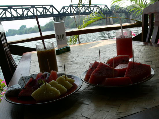 Snack "unter der Bruecke", mehr kann man bei ueber 30 grad im schatten nicht runter bekommen