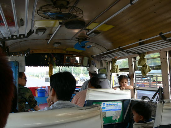 der suesse, klapprige Bus fuer 45 Baht (= knapp ein Euro fuer 1,5 Std schwitzen)