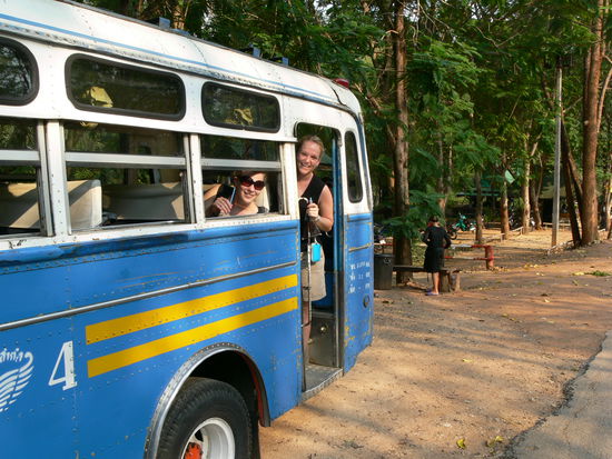 Abfahrt: Conny und ich in dem tollen Bus