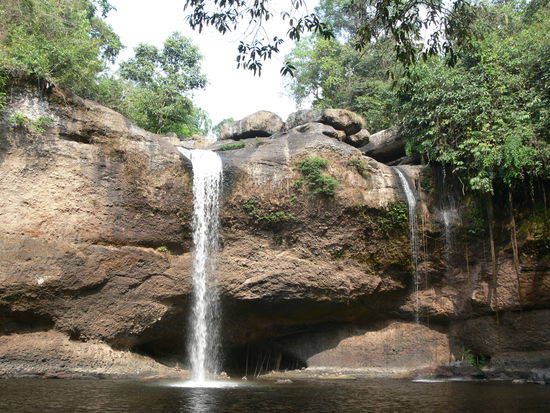 Erinnert ihr euch an den Film "The Beach"? Von diesem Wasserfall ist Leonado gesprungen.
Wir haben dort nur Mittagspause gemacht... Zum Schwimmen war uns das Wasser nicht klar genug. Nach den Erawan Falls sind wir verwoehnt!
