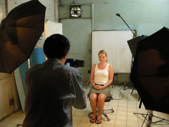 In der Garage: Passfotos fuer das Visum in Kambodscha