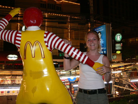 Das goldene Dreieck: McDonalds, Starbucks und Häagen-Dazs 
Dazwischen die Staende des Night Market
Und: Ronald, der Conny unsittlich beruehrt ; )