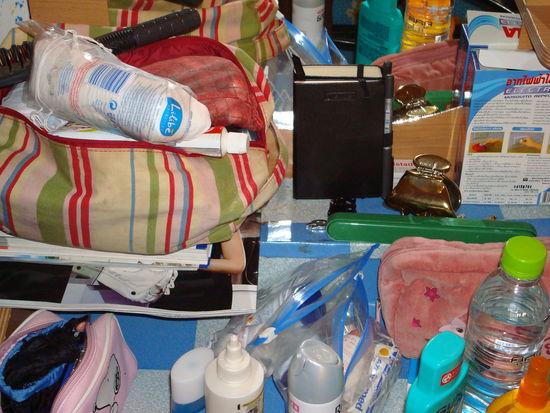 unser Kosmetiktisch... ohne Worte... dabei reisen wir in jeder Hinsicht mit kleinem Gepaeck!