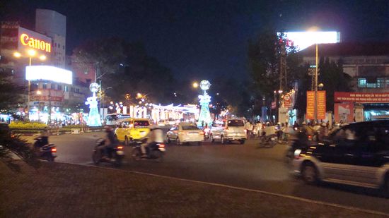 Schaut hier  harmlos aus, hat mich aber ganz schoen geschockt: Verkehr in HCMC (=motorbike-city)