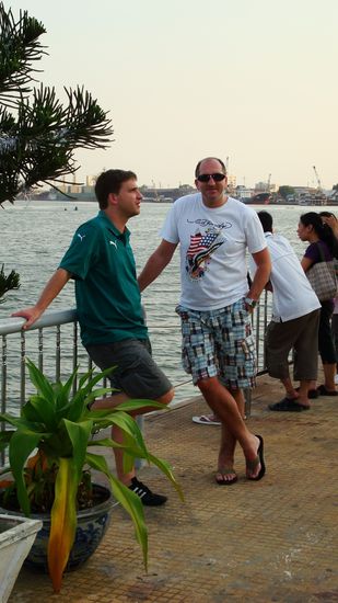 ich bin wirklich gut ausgeruestet, ich hab sogar einen Arzt an Bord, es gibt also keinen Grund sich Sorgen zu machen: Doc und Rainer am Fluss (und noch VOR dem ersten Tiger-Beer)