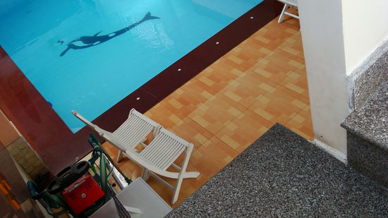 aber mit Pool (im Treppenhaus zwischen Fahrraedern und Waschmaschine...)