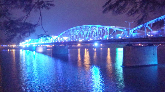 abends gibt's die Bruecke in blau...