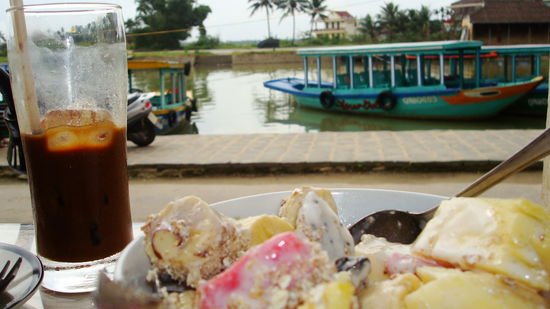 muesli mit leckeren fruechten und white coffee...