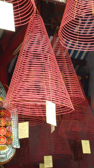 Raeucherstaebchen in EWIG... hier riechts UEBERALL danach, kein Wunder, an jeder Ecke stecken welche in der Erde...