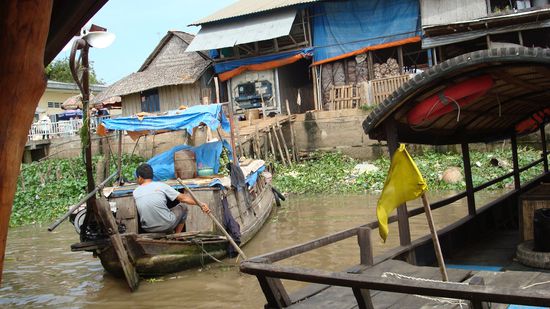 rauf auf's Boot und los geht es: einen Nachmittag auf und am Mekong.
