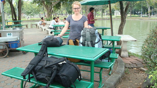 mit dem ganzen kram im lumpini park... das naechste mal reise ich mit kleinem gepaeck. wirklich.