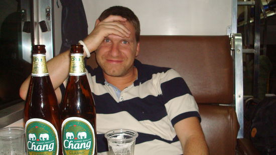 Doc IM Zug... er wusste ja nicht, dass er sooooo grosse Biere bekommen wuerde 