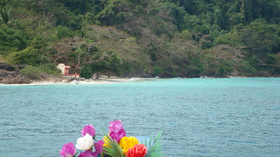 bye, bye, jack!!!! (die Blumen vorne am Schiff gehoeren Buddha. ihr duerft sie ansehen. aber NICHT anfassen!!!)