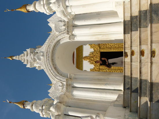 Conny am Eingang des Atumashi-Klosters