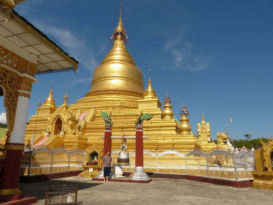 Stupa der Kuthodaw-Pagode. Hier lagert der Tipitaka auf 729 doppelseitig beschrifteten Marmortafeln, jede Seite (Tafel) in einer eigenen kleinen Pagode. Da größte Buch der Welt, sozusagen. 
Im Vordergrund ich an der Glocke, flankiert von 2 Garuda-Vögeln