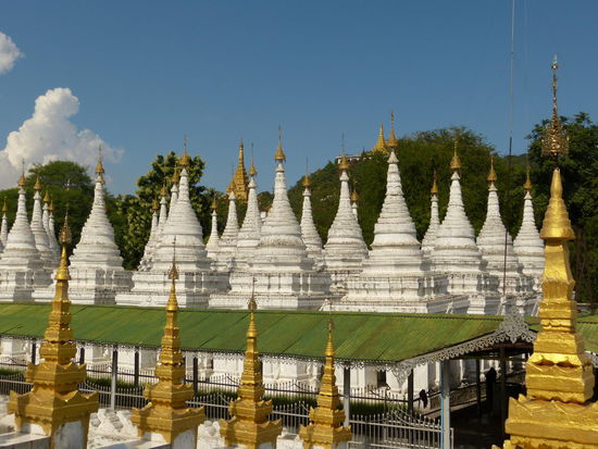 In der Sandamani-Pagode, über 1700 kleine Tempelchen beinhalten Schrifttafeln