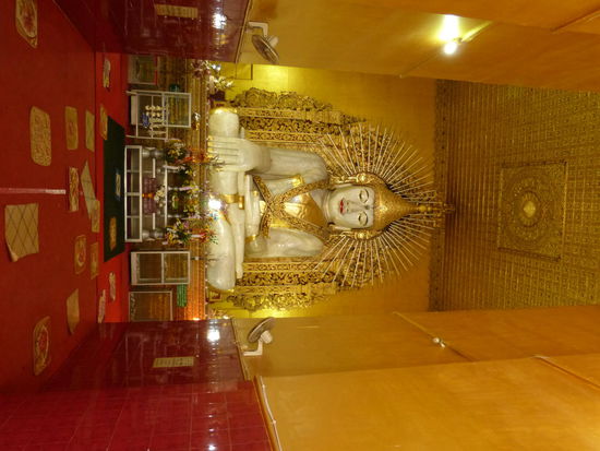 Marmorbuddha in der Kyauktawgyi-Pagode, 15 m hoch, 500 t schwer und aus einem einzigen Marmorblock gehauen