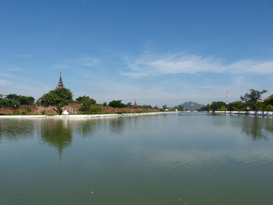 Die Befestigungsanlagen rund um das Palastgelände mit Wassergraben und Mandalay Hill im Hintergrund
