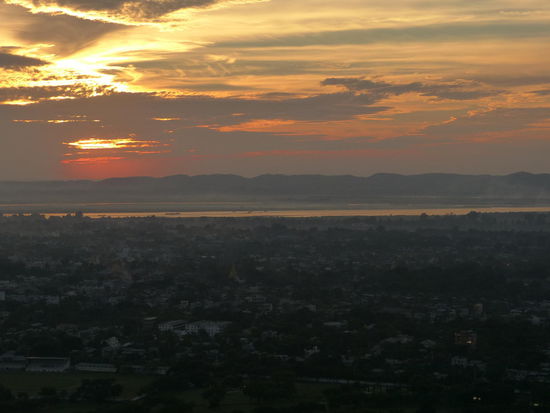 Vom Mandalay Hill über den Ayearawady blickend