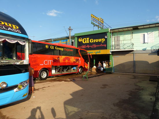 Aber dann war es doch der Rote: Am Busbahnhof in Yangon vor der Abreise nach Mandalay mit dem GI-Group-Express-DeLuxe-Bus....