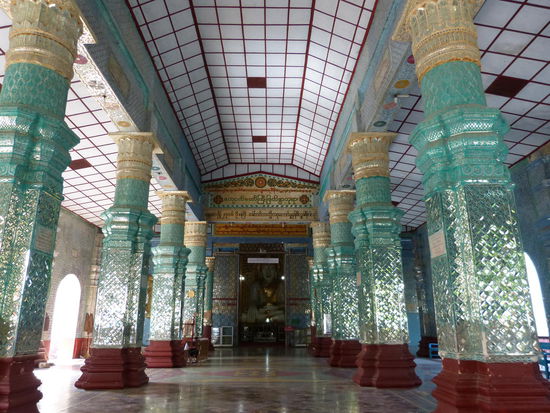 Verspiegelte Säulenhalle der Kyauktawgyi-Pagode