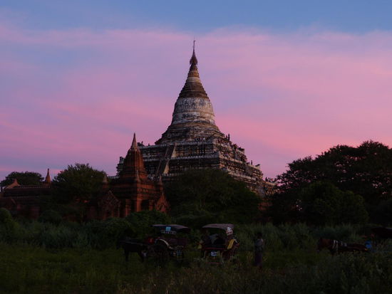 Shwezandaw-Pagode im Abendlicht