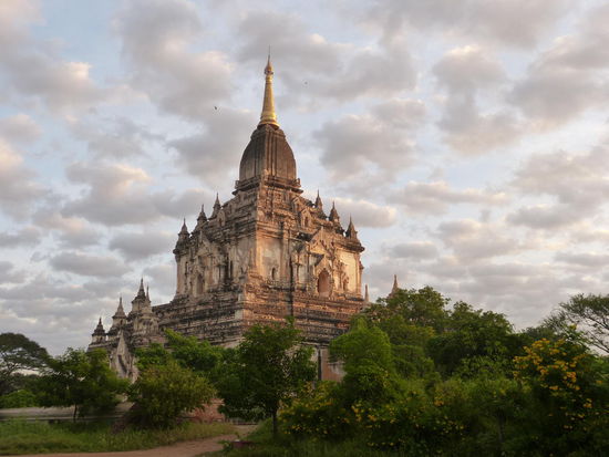 Gawdapalin, der zweithöchste Tempel Bagans (55m), unmittelbar neben dem Bagan Hotel Riverview in Old Bagan